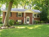 Building Photo - Gorgeous Split Foyer Close to Post!