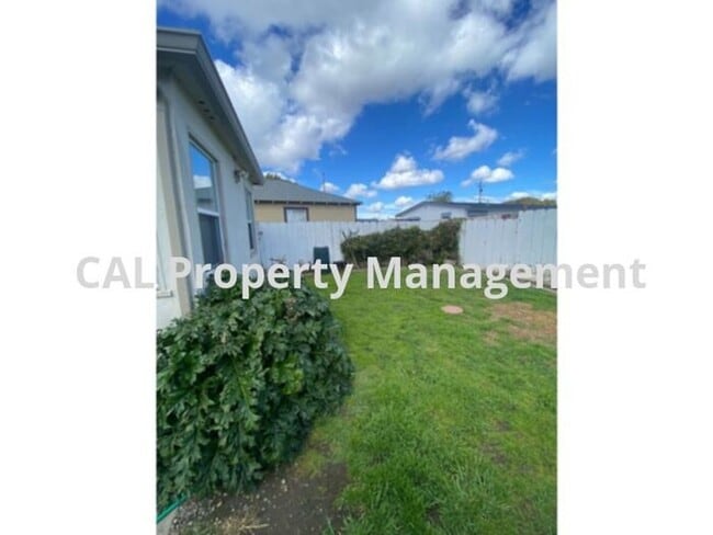 Building Photo - Two Bedroom for Rent in South Salinas, CA!