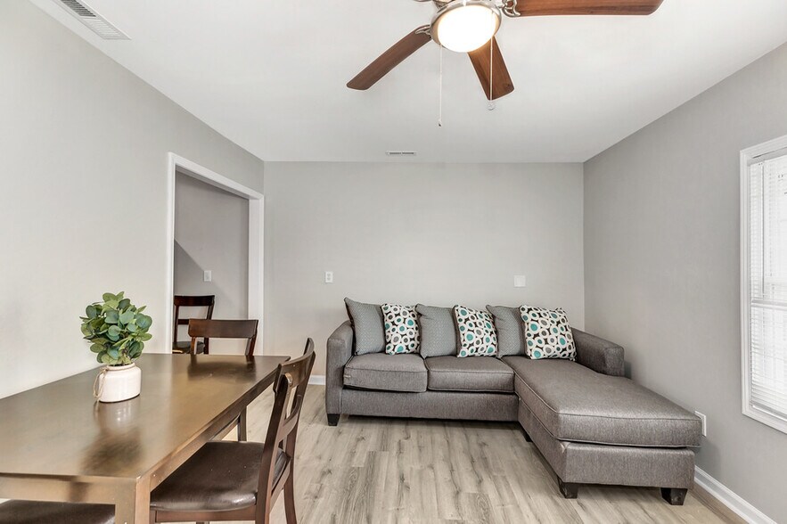 Building Photo - 505 Ward Ave NE