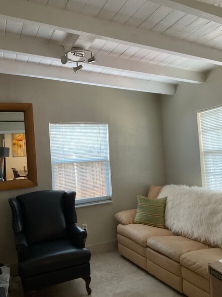 Comfortable, well furnished, private home. - 6364 SW 33rd St