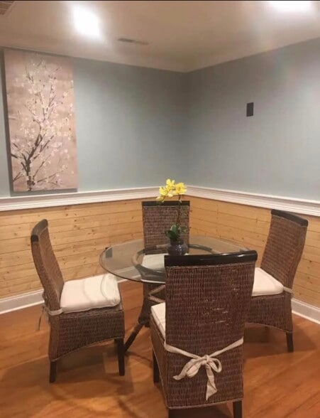 Building Photo - 1142 Victoria Rd