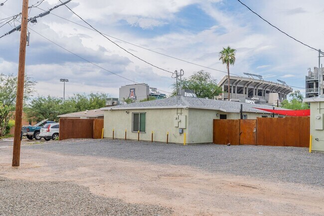Building Photo - 332-334 N Warren Ave