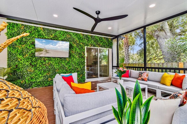 Building Photo - 109 W Hollywood St