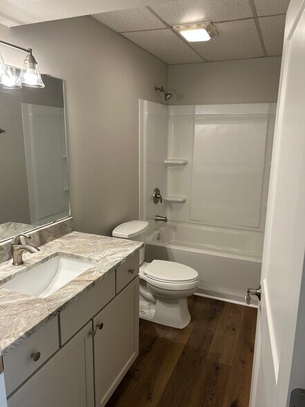 Bath 2 - 405 Turtle Creek Dr