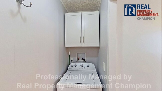 Building Photo - 2 BD/2 BA Home w/Open Main Living Area and Split Bedrooms