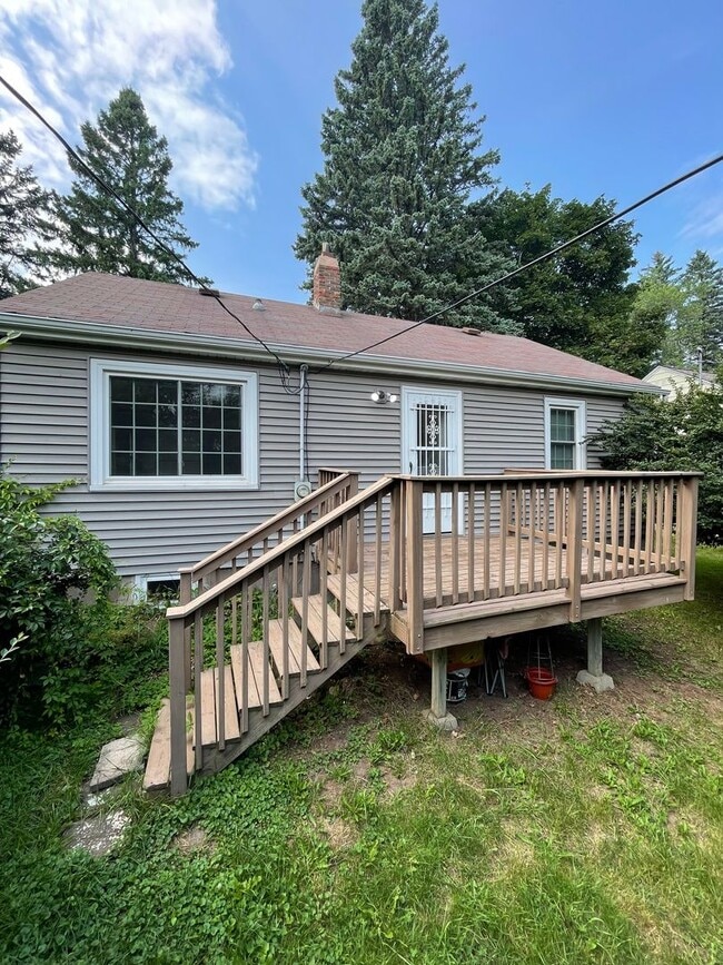 Building Photo - AVAILABLE AUGUST 15th - 2 Bed, 1 Bath With...