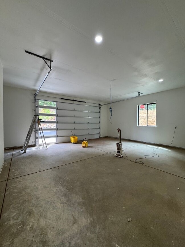 Building Photo - Luxury Rural Home Close to Town for Lease