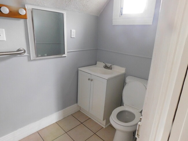 Building Photo - Private Entry Upper Level of Duplex