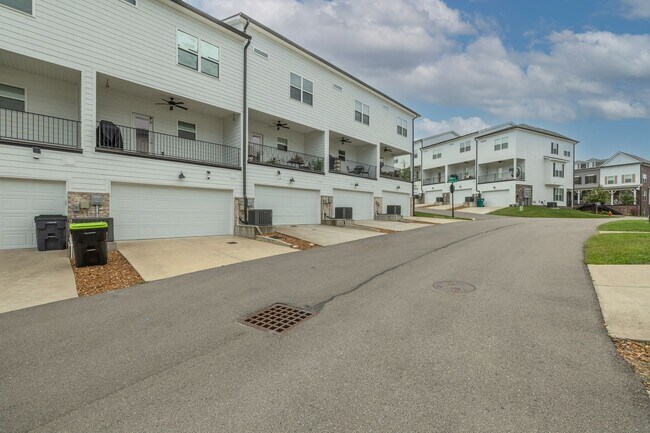 Building Photo - Townhome For Lease