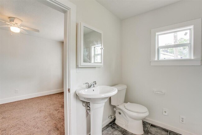 Building Photo - 7119 Farnsworth St