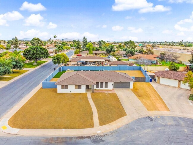 Building Photo - Tempe 5 bedroom 3 bath with pool and HUGE yard