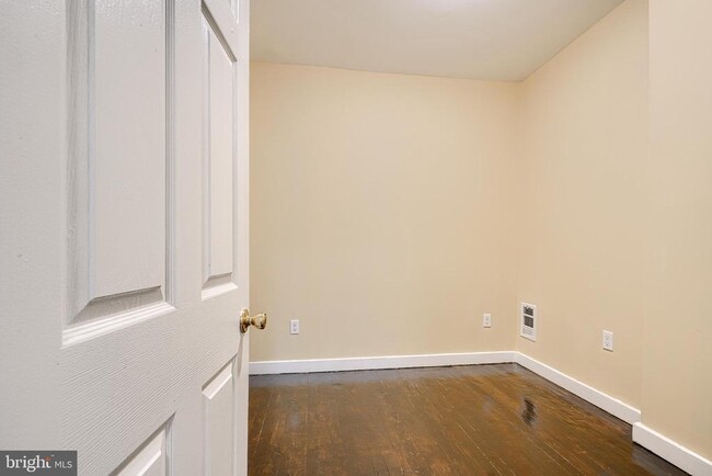 Building Photo - 2715 E Monument St