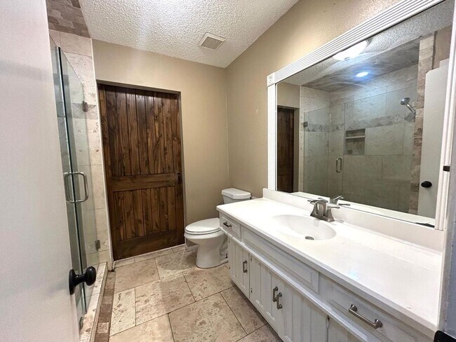 Building Photo - 613 W Redbud Dr