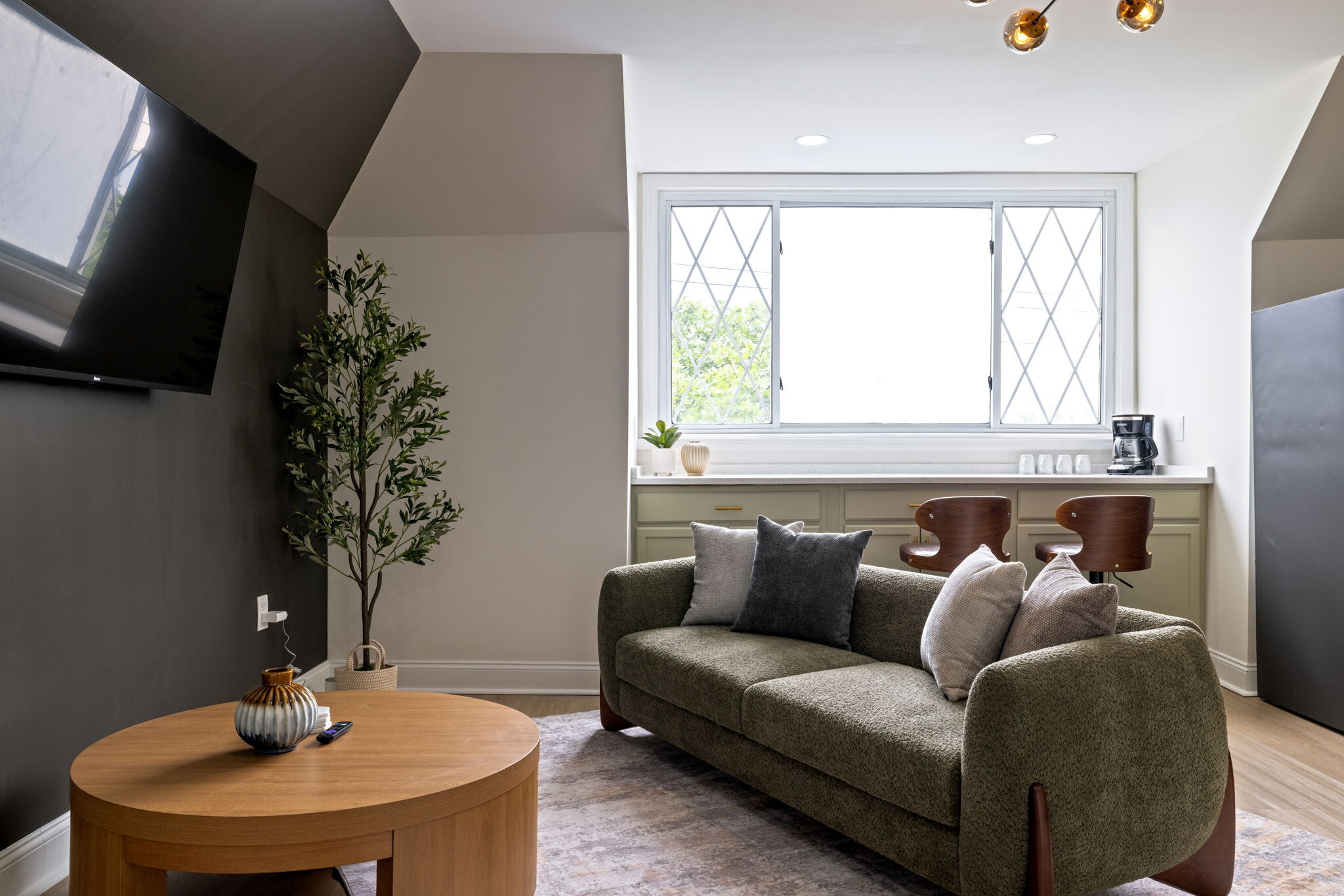 2-Seat Sofa - 845 Chislett St