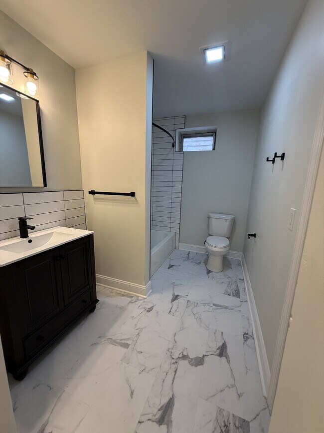 Building Photo - Renovated 2-Bedroom Apartment in Vibrant U...