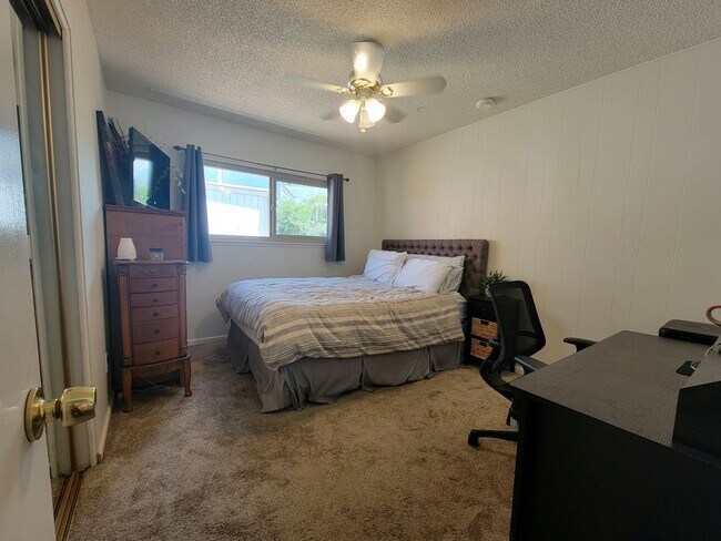 Building Photo - Darling, Move-In Ready Home in Highly Sought After Neighborhood w/ a Great View!!