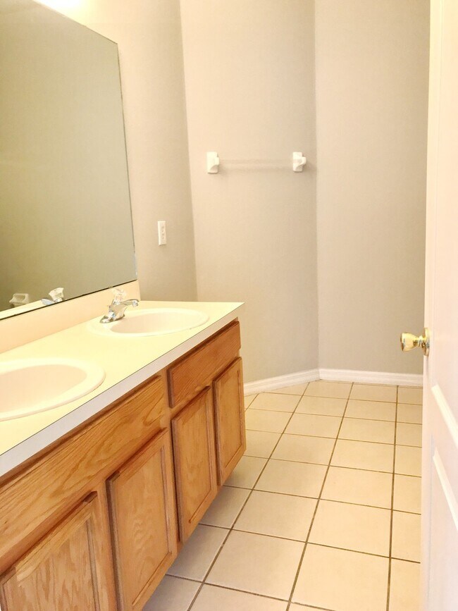 Building Photo - GREAT 3/2 HOME IN WATERSIDE SOUTHEAST ORLANDO