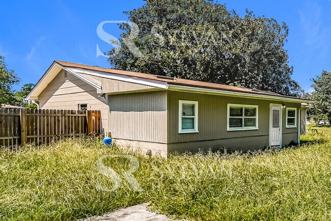 Building Photo - One-level living in this 3 BR, 2 BA home