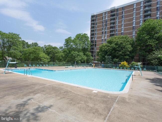 Building Photo - 2300 Pimmit Dr