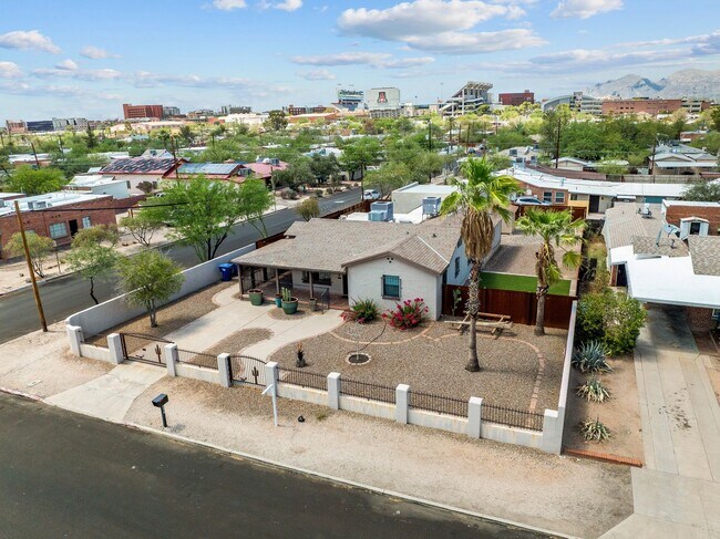 Building Photo - Gorgeous home near UA