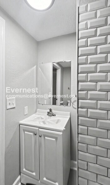 Building Photo - 700 S Savage St