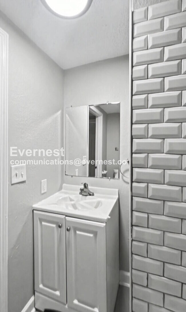 Building Photo - Spacious 3-Bedroom Home with Deck and Modern Appliances