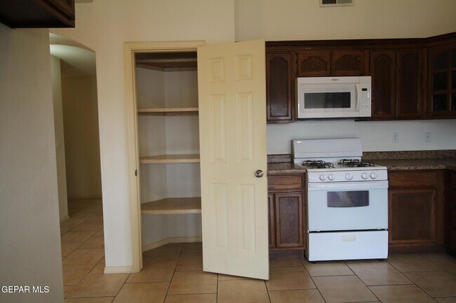Building Photo - 456 Passmore Rd