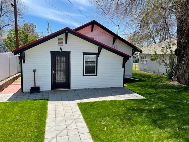 Building Photo - Hot Springs Home!