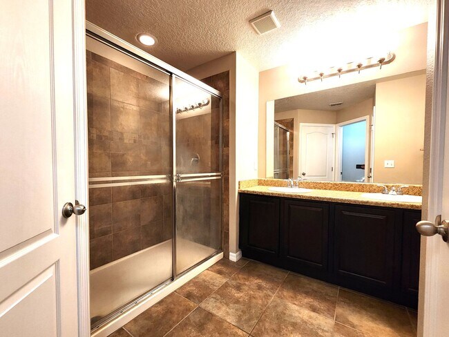 Building Photo - Beautiful Townhome; Open Floor Plan; New P...