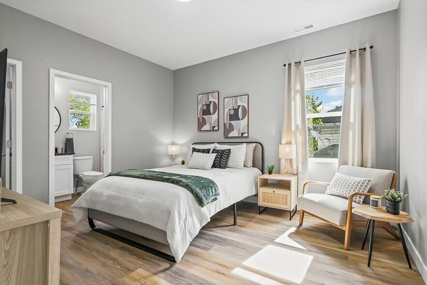 Building Photo - 1137 W 21st St