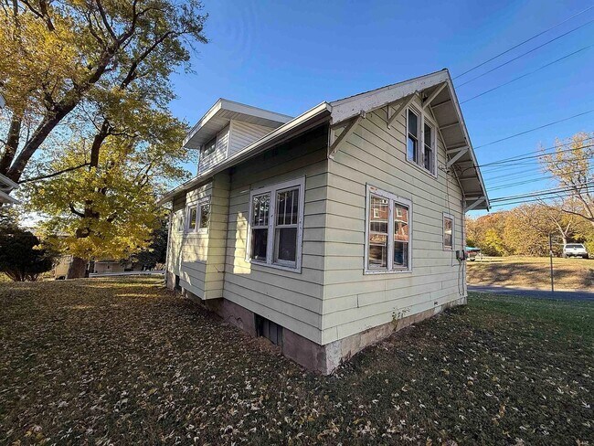 Building Photo - Charming 3-Bedroom Home with Enclosed Porch and Basement!