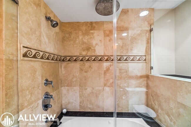 Building Photo - Rare 5 bed/3 bath home located in the high...