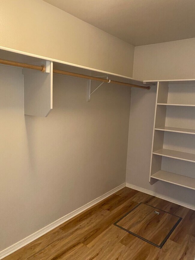 Building Photo - Great location, 3 bedroom house with large...