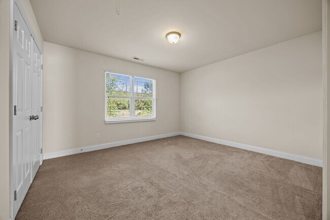 Building Photo - ONE MONTHS RENT FREE FOR THIS SPECIFIC 3 B...