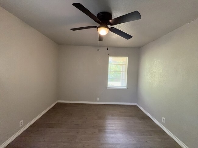 Building Photo - 3316 Shorewood Dr