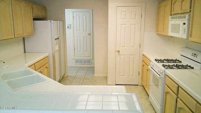 Building Photo - 6901 Mineral Ridge Dr