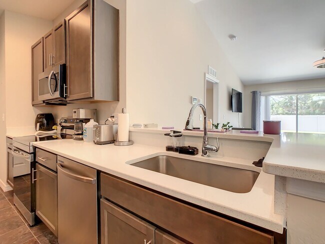 Building Photo - Beautiful 3 Bedroom 2 bath Home in desirab...