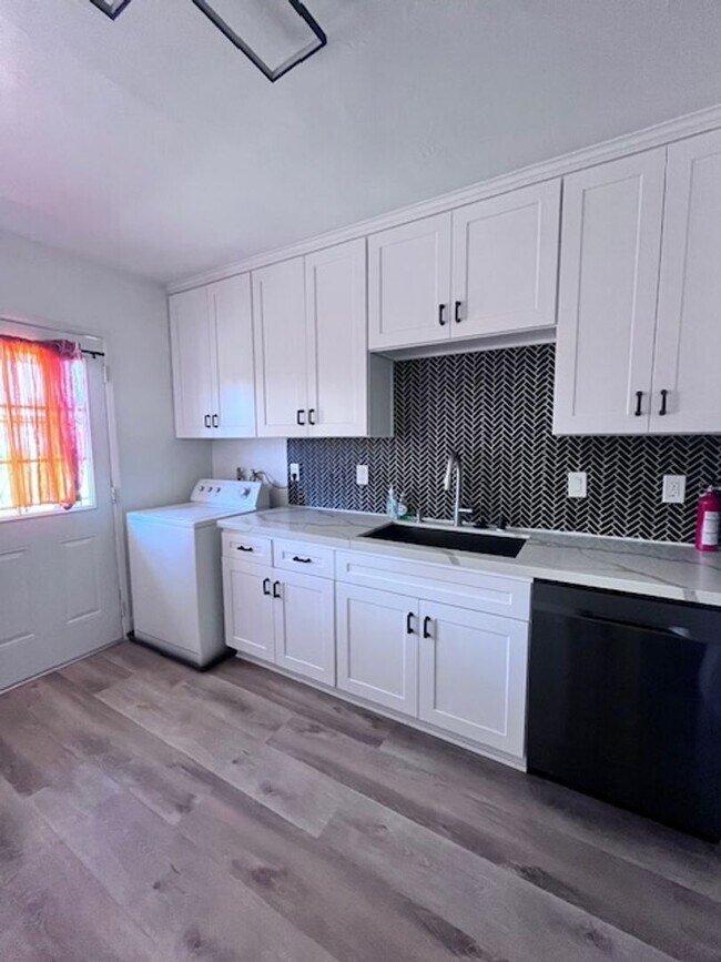 Building Photo - Recently Remodeled San Bernardino Home