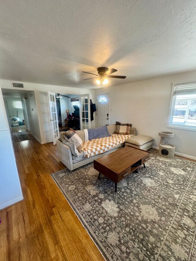 Building Photo - Charming 3 Bedroom in Knob Hill with views of Pikes Peak