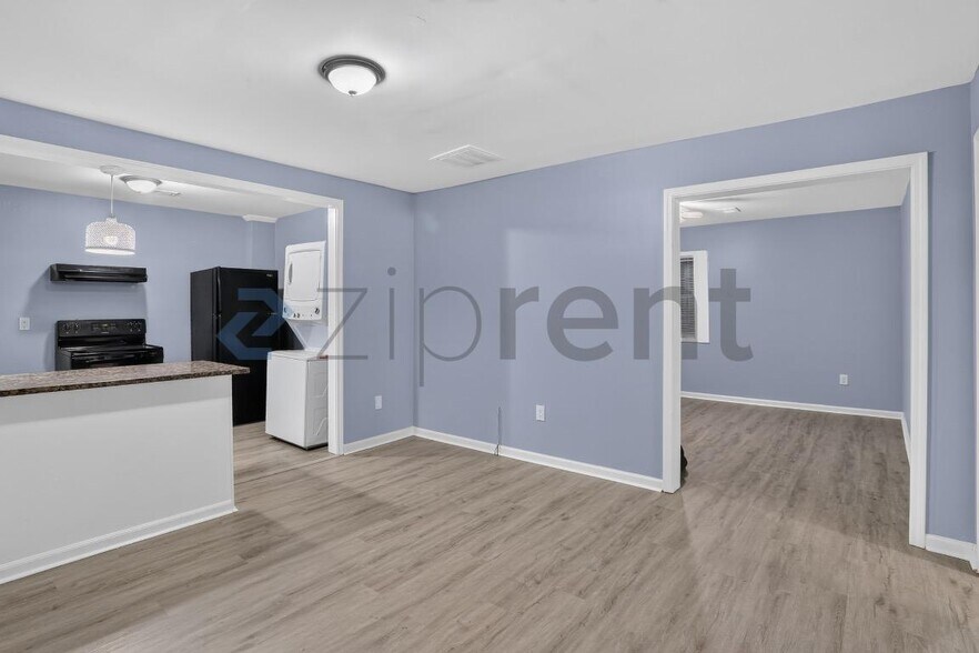 Building Photo - Unit B