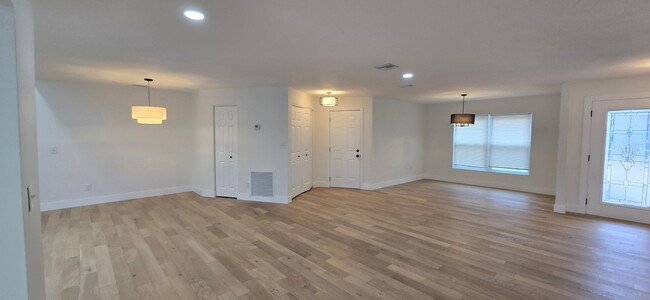 Building Photo - Completely remodeled 4 Bed 4 Bath home wit...