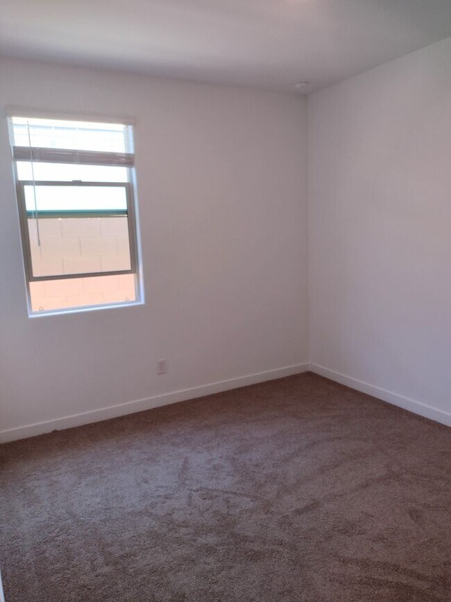 Building Photo - NEWER BUILD IN BEAUTIFUL GATED PHOENIX COMMUNITY!