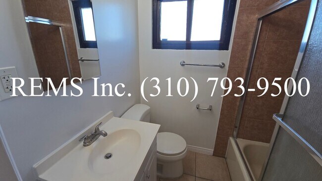 Building Photo - Refurbished Upstairs Apartment with Garage parking