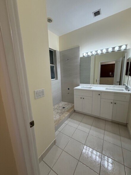 Building Photo - 2304 NE 37th Ter