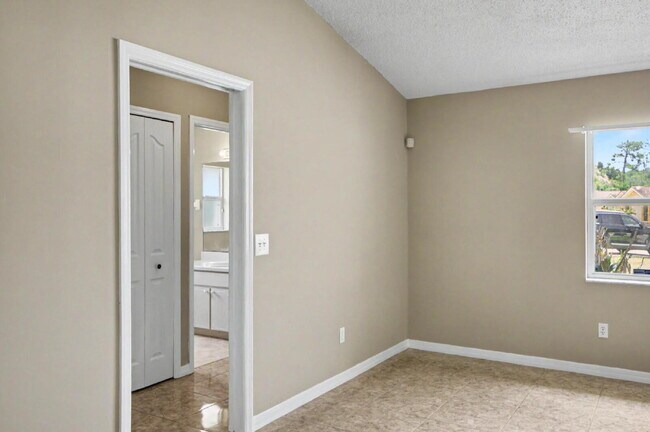 Building Photo - Charming Rental on Quiet Cul-de-Sac!
