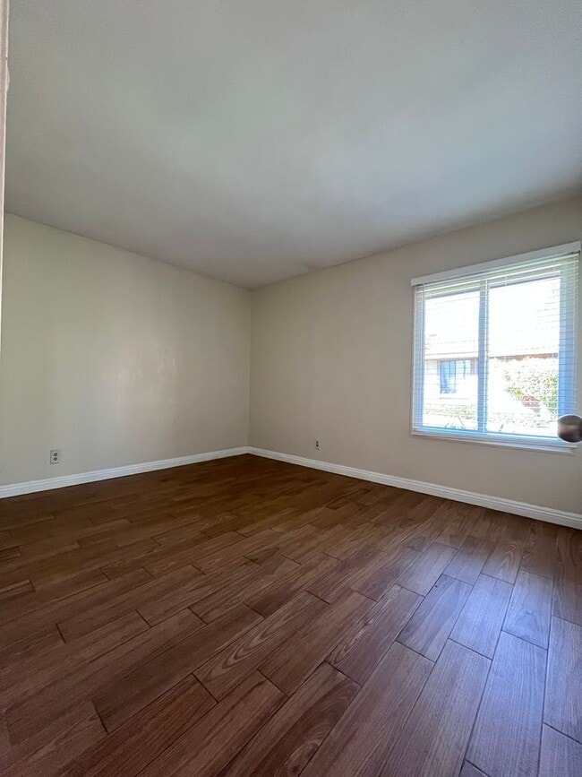 Building Photo - SINGLE STORY 3 BR/ 2 HOME WITH 2 CAR GARAGE