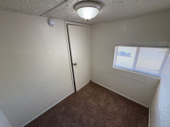 Building Photo - Dinuba Home Rent Ready !