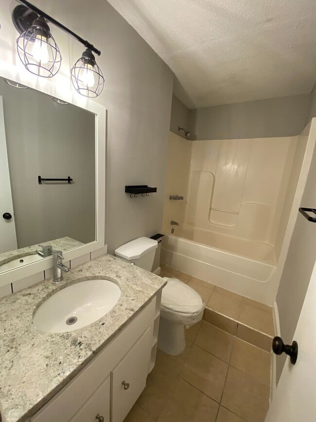 Building Photo - 239 Pointe S Dr