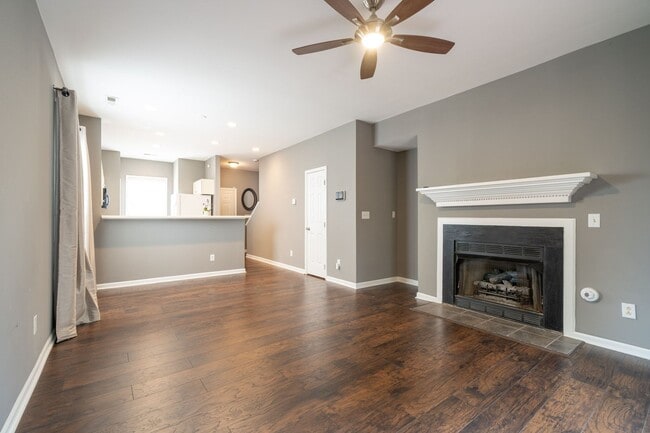 Building Photo - Fantastic 2 Bedroom, 1.5 Bath Townhome in ...