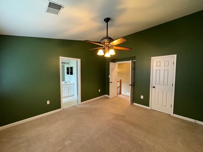 Building Photo - Spacious 3 Bed 3 Bath End-Unit Townhome Wi...
